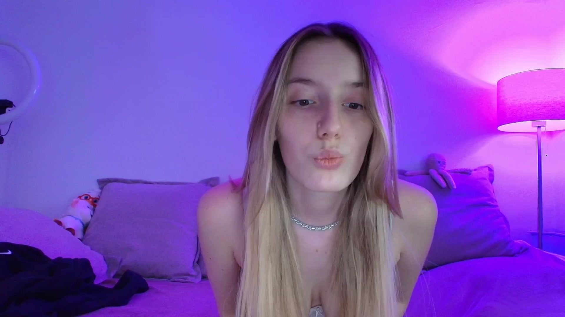 Gallery image thumbnail from Elenaxkiss's myfreecams stream on, 04/29/2026, 08:52 image 15 of 20