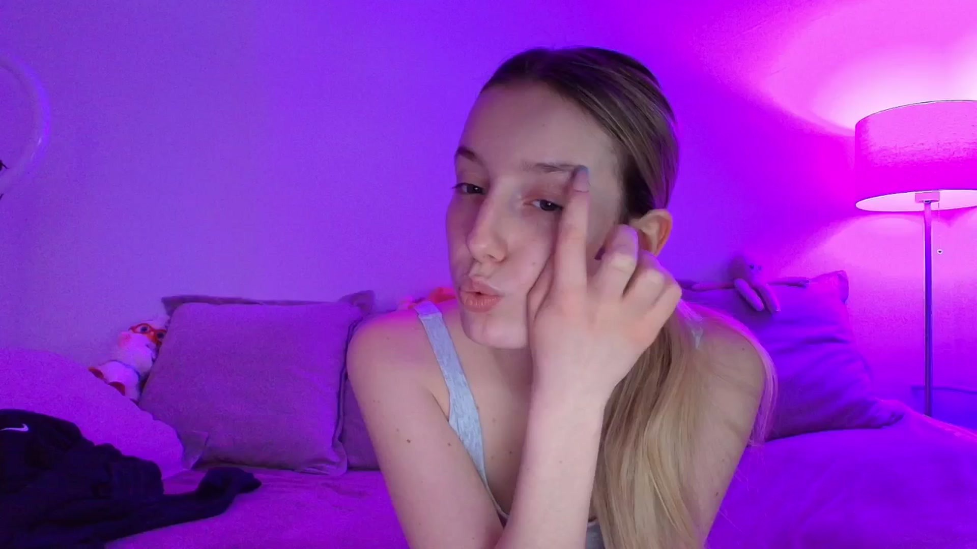 Gallery image thumbnail from Elenaxkiss's myfreecams stream on, 04/29/2026, 12:16 image 16 of 20