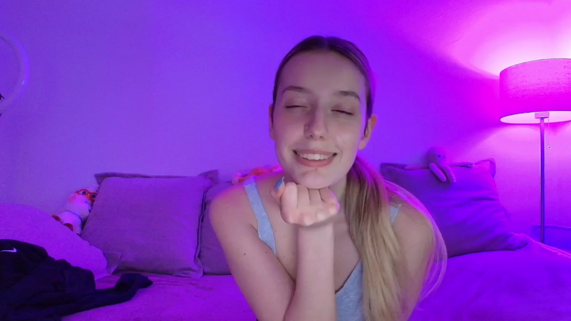 Gallery image thumbnail from Elenaxkiss's myfreecams stream on, 04/29/2026, 12:16 image 17 of 20