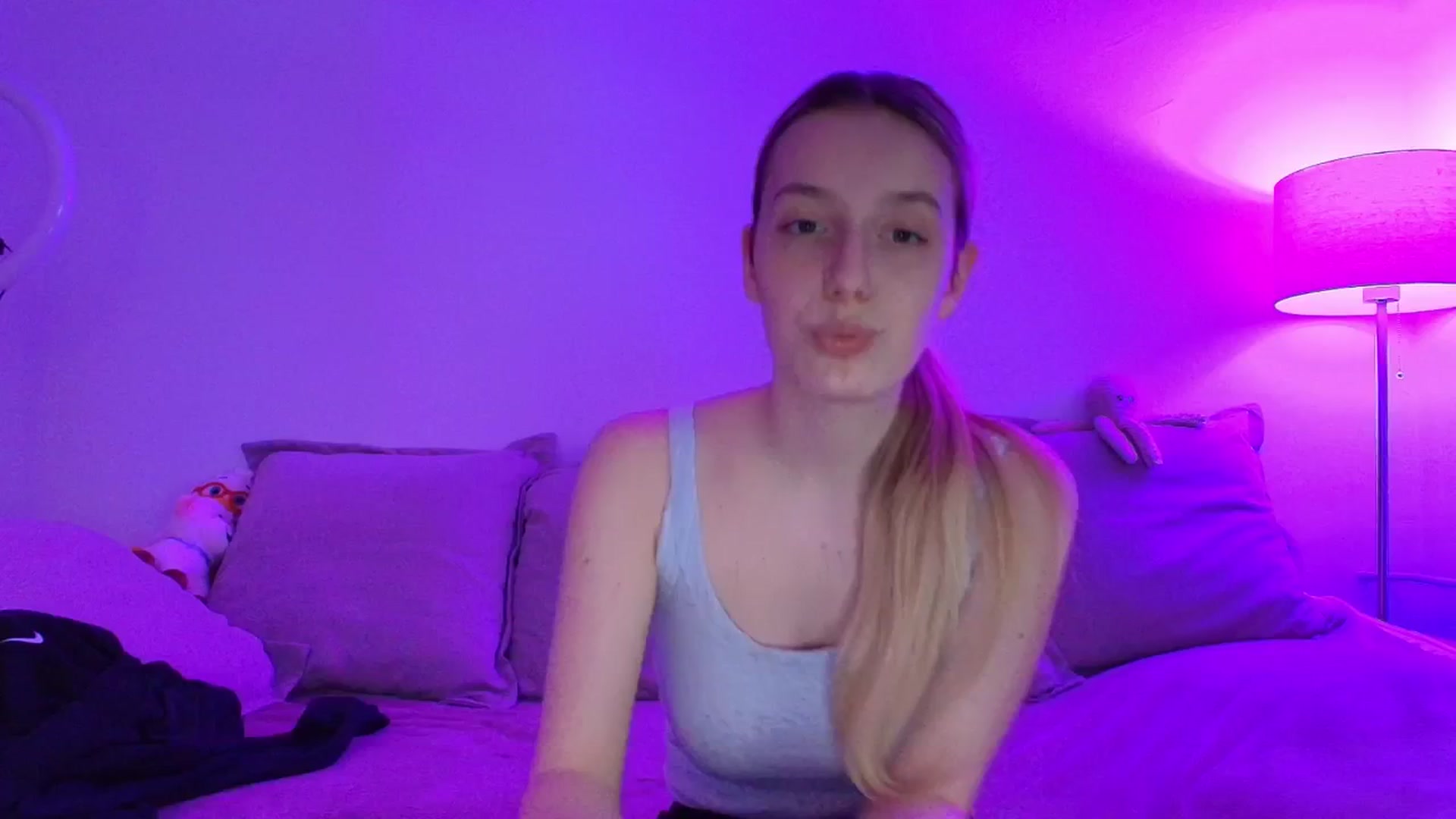 Gallery image thumbnail from Elenaxkiss's myfreecams stream on, 04/29/2026, 12:16 image 18 of 20