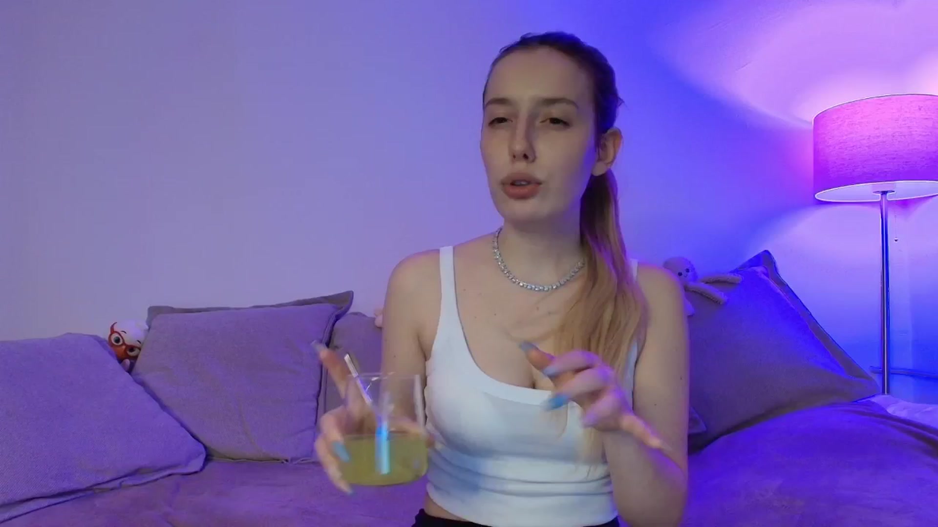 Gallery image thumbnail from Elenaxkiss's myfreecams stream on, 05/01/2026, 20:22 image 6 of 20