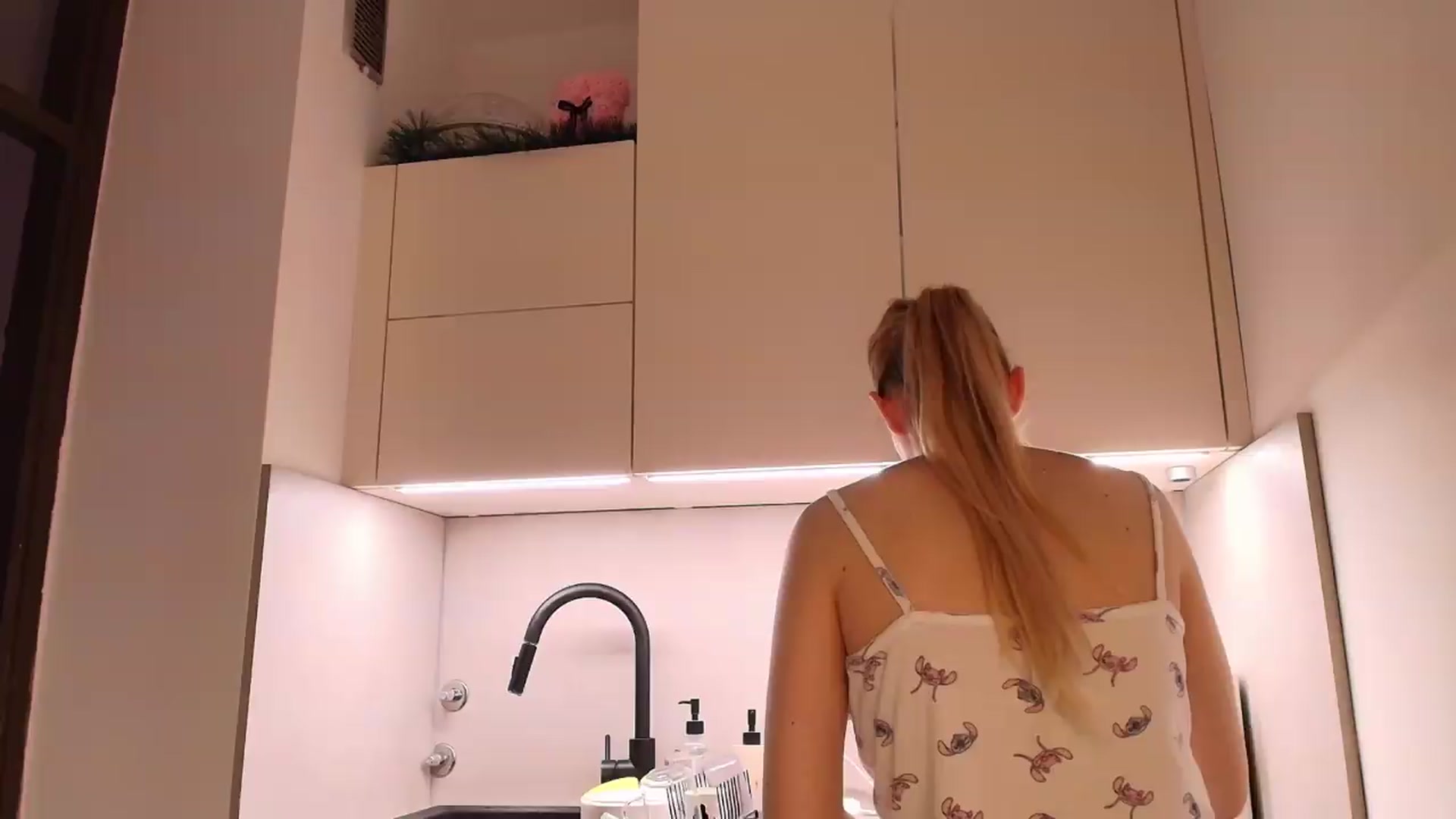 Gallery image thumbnail from Elenaxkiss's myfreecams stream on, 05/04/2026, 20:47 image 13 of 20