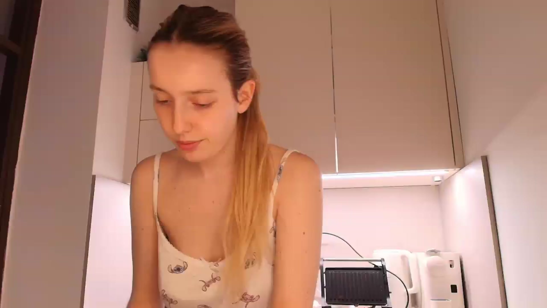 Gallery image thumbnail from Elenaxkiss's myfreecams stream on, 05/04/2026, 20:47 image 7 of 20