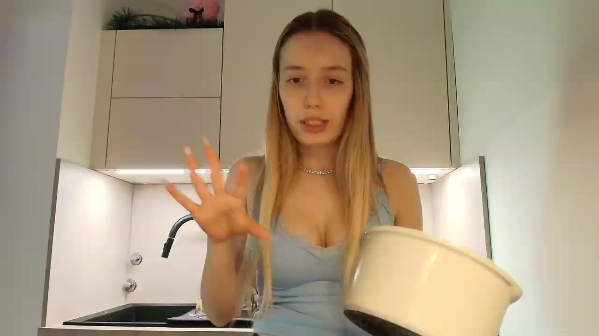 Gallery image thumbnail from Elenaxkiss's myfreecams stream on, 05/08/2026, 10:52 image 5 of 20