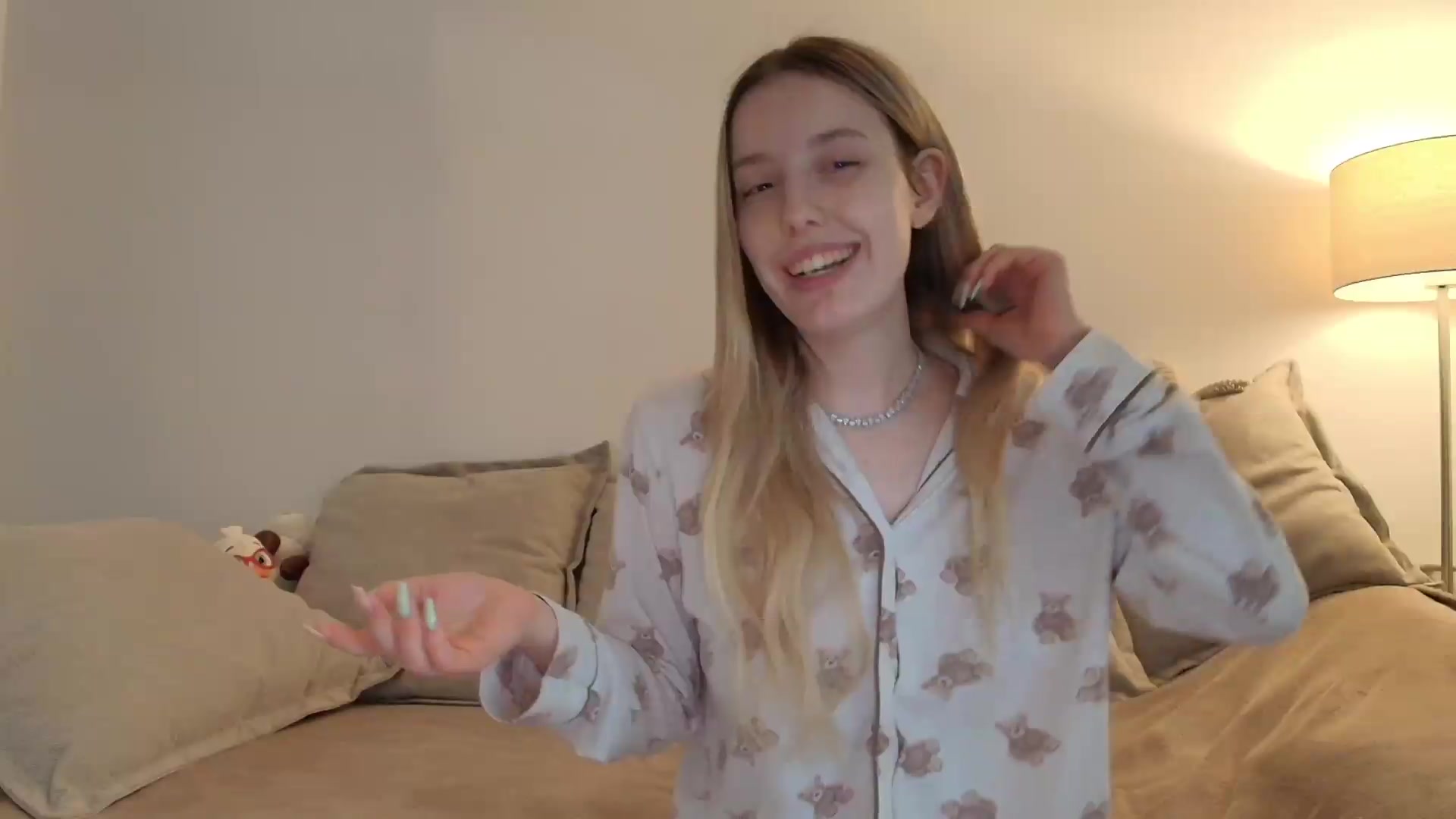 Gallery image thumbnail from Elenaxkiss's myfreecams stream on, 05/15/2026, 11:25 image 9 of 20