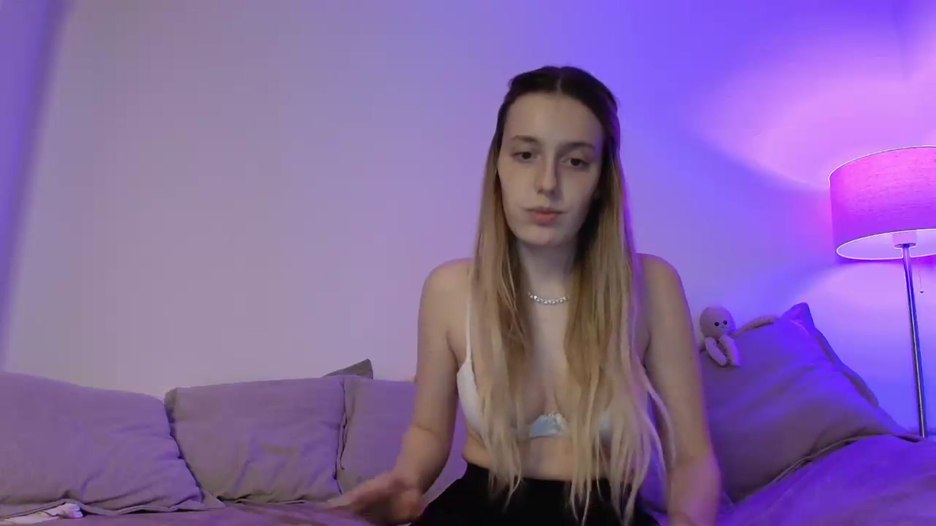 Gallery image thumbnail from Elenaxkiss's myfreecams stream on, 05/15/2026, 21:10 image 6 of 20