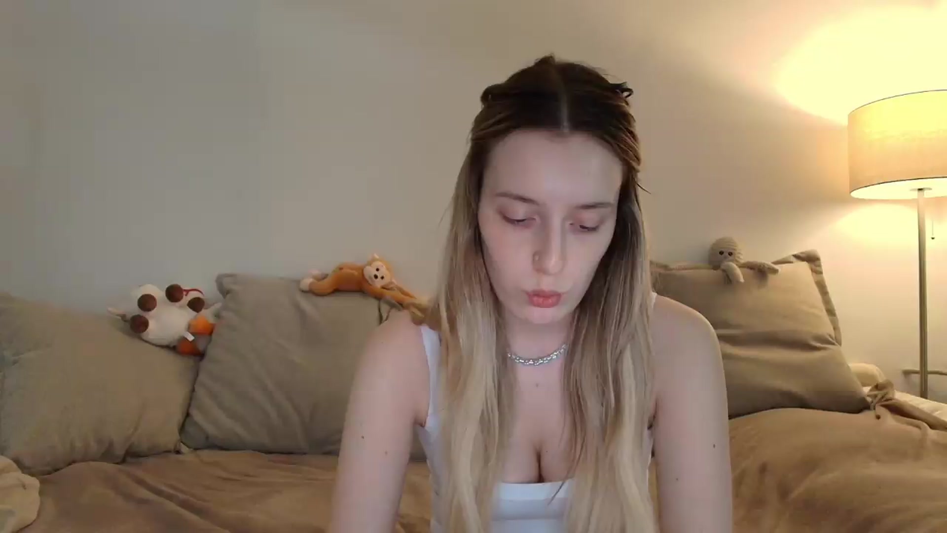 Gallery image thumbnail from Elenaxkiss's myfreecams stream on, 05/20/2026, 10:18 image 17 of 20