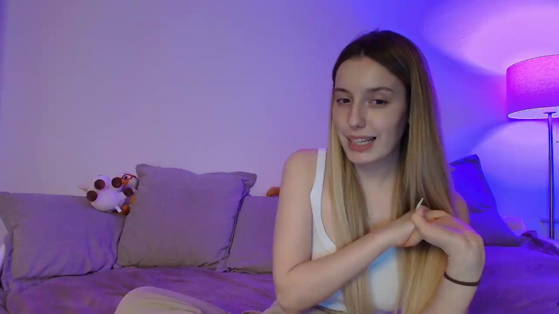 Gallery image thumbnail from Elenaxkiss's myfreecams stream on, 05/20/2026, 20:39 image 17 of 20