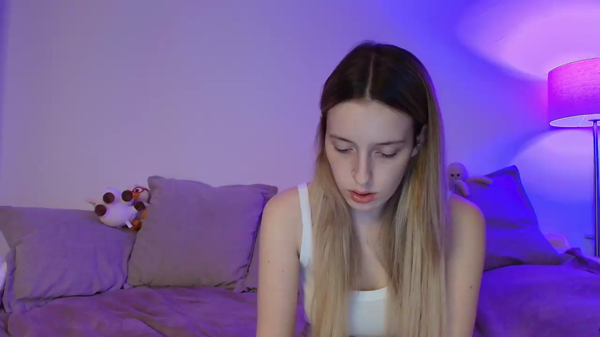 Gallery image thumbnail from Elenaxkiss's myfreecams stream on, 05/20/2026, 20:39 image 13 of 20