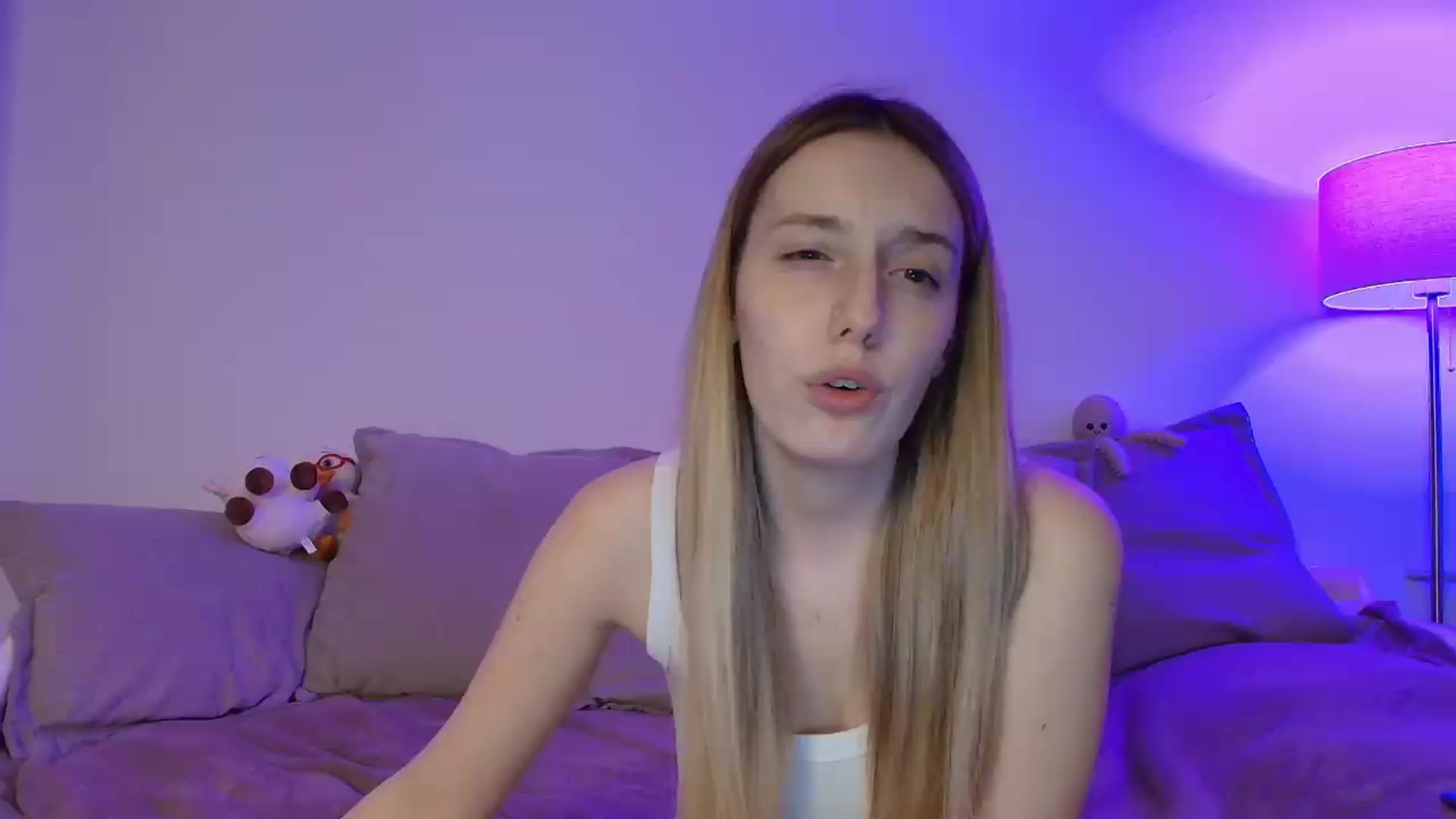 Gallery image thumbnail from Elenaxkiss's myfreecams stream on, 05/20/2026, 20:39 image 16 of 20