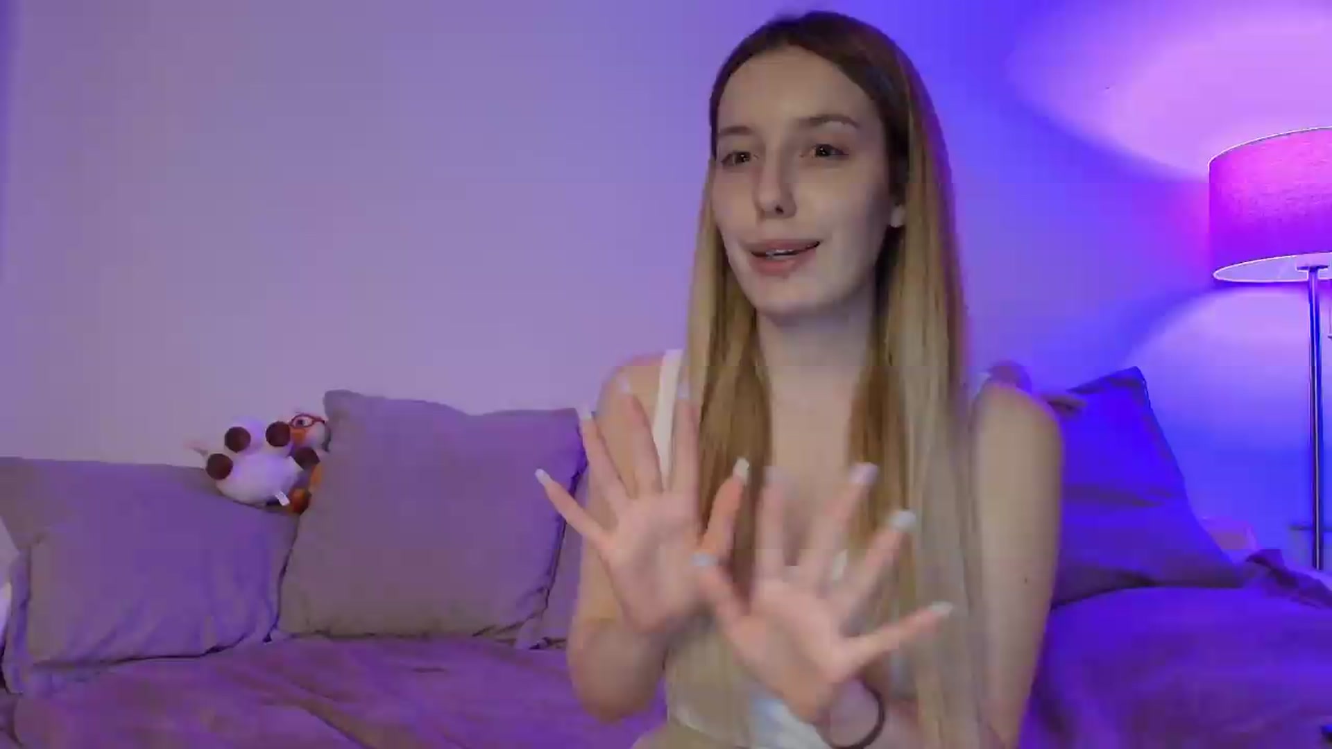 Gallery image thumbnail from Elenaxkiss's myfreecams stream on, 05/20/2026, 20:39 image 15 of 20