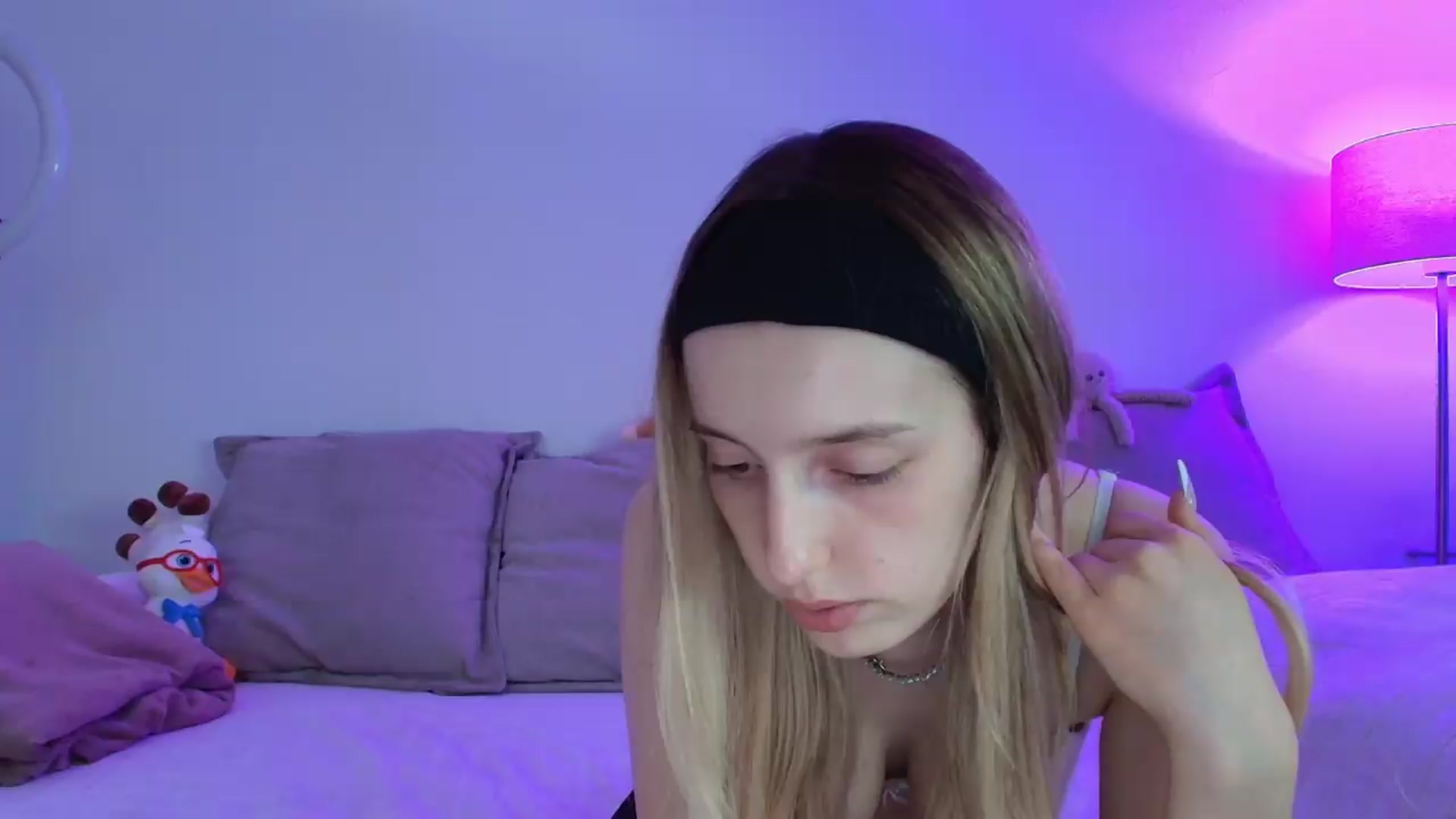 Gallery image thumbnail from Elenaxkiss's myfreecams stream on, 06/04/2026, 12:31 image 1 of 20