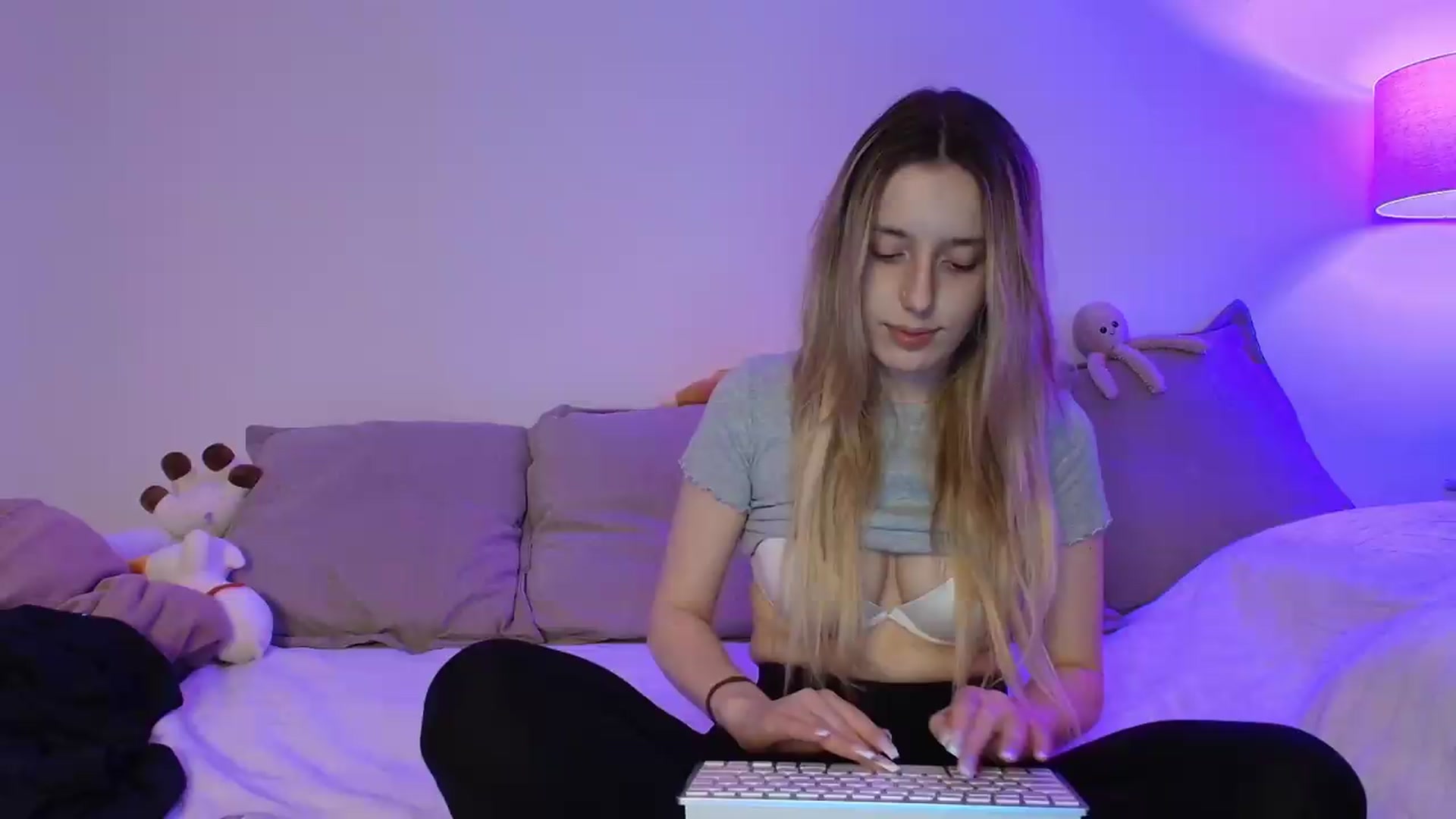 Gallery image thumbnail from Elenaxkiss's myfreecams stream on, 06/04/2026, 21:38 image 3 of 20