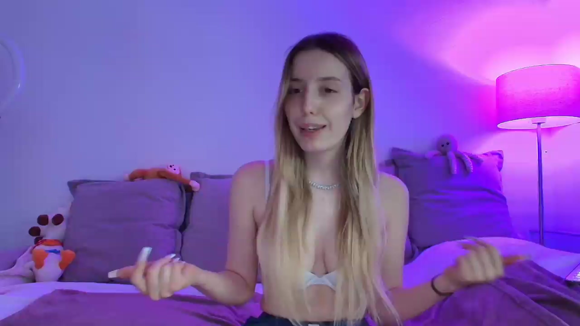 Gallery image thumbnail from Elenaxkiss's myfreecams stream on, 06/05/2026, 07:35 image 7 of 20