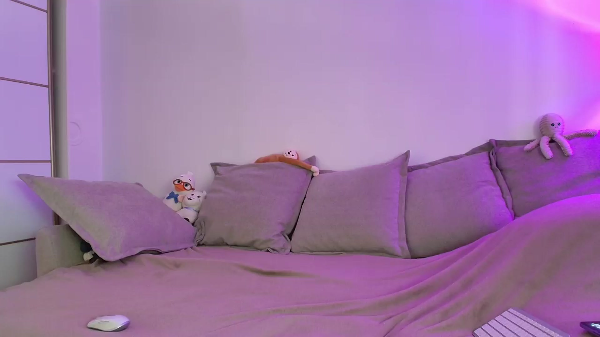 Gallery image thumbnail from Elenaxkiss's myfreecams stream on, 07/07/2026, 09:25 image 10 of 20