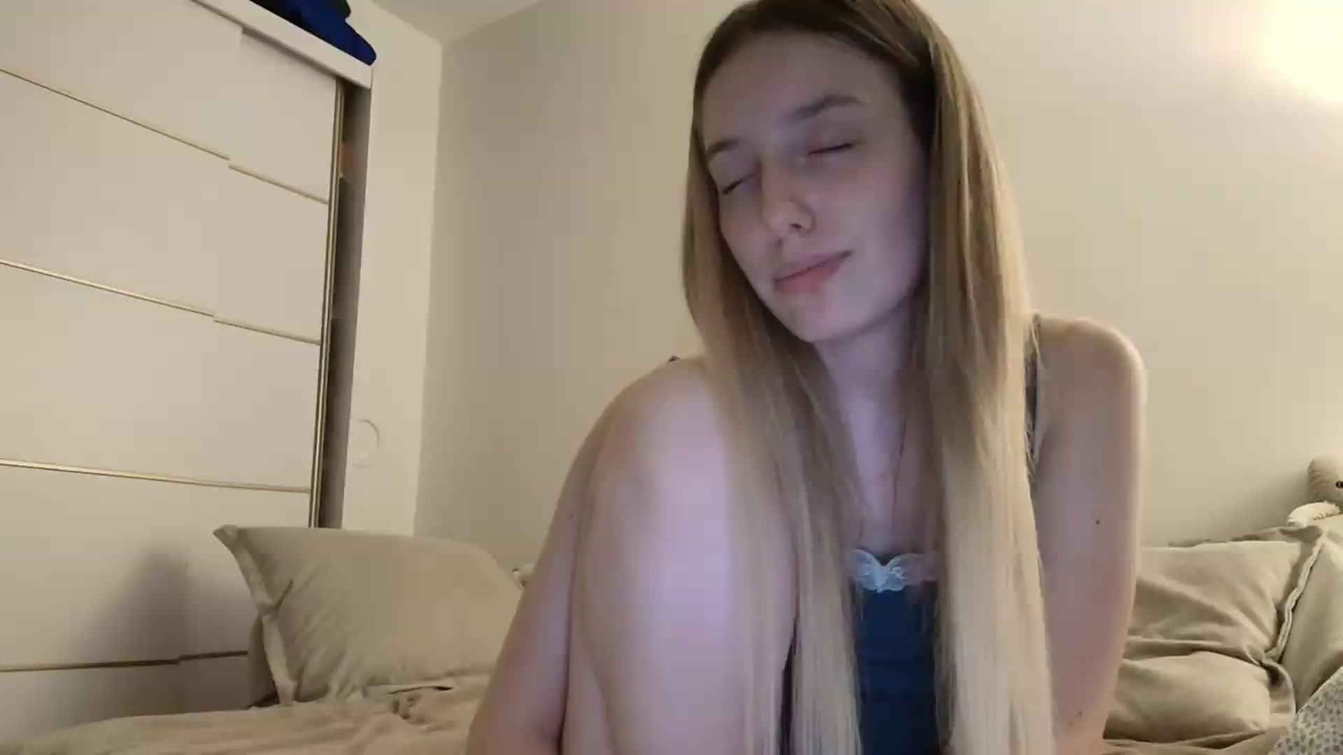 Gallery image thumbnail from Elenaxkiss's myfreecams stream on, 07/09/2026, 20:25 image 17 of 20