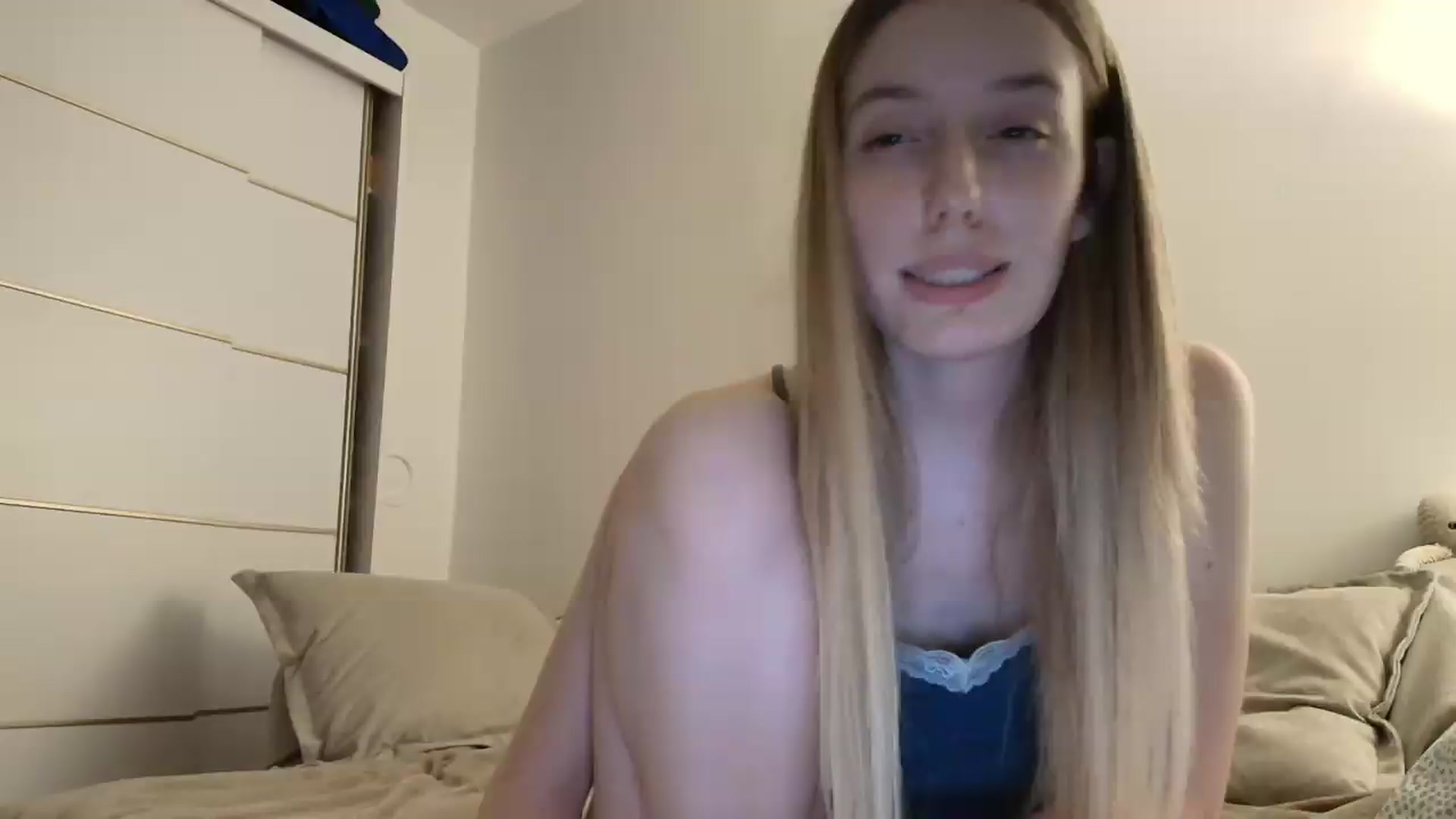 Gallery image thumbnail from Elenaxkiss's myfreecams stream on, 07/09/2026, 20:25 image 16 of 20