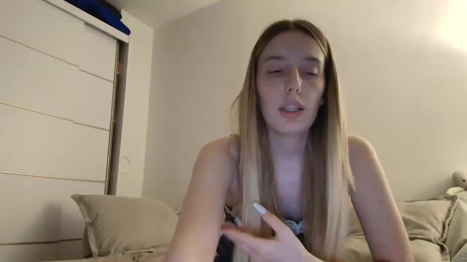 Gallery image thumbnail from Elenaxkiss's myfreecams stream on, 07/09/2026, 20:25 image 2 of 20