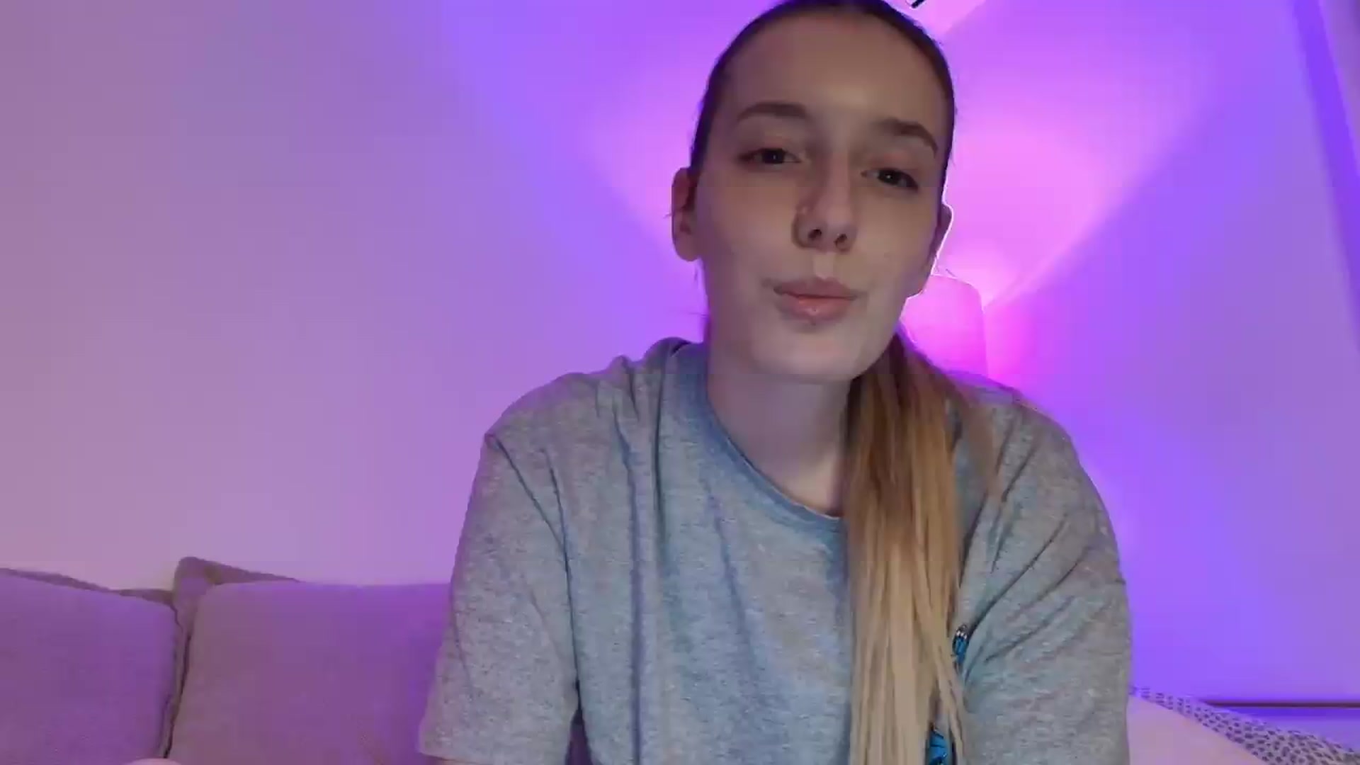 Gallery image thumbnail from Elenaxkiss's myfreecams stream on, 07/12/2026, 20:12 image 18 of 20