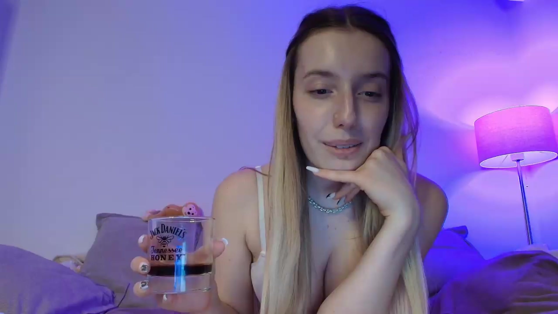 Gallery image thumbnail from Elenaxkiss's myfreecams stream on, 07/22/2026, 19:10 image 17 of 20