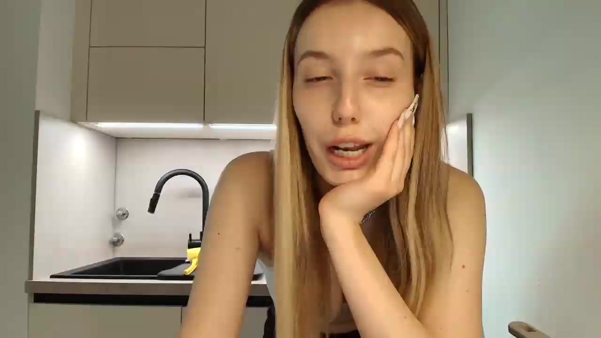 Gallery image thumbnail from Elenaxkiss's myfreecams stream on, 07/27/2026, 09:58 image 18 of 20