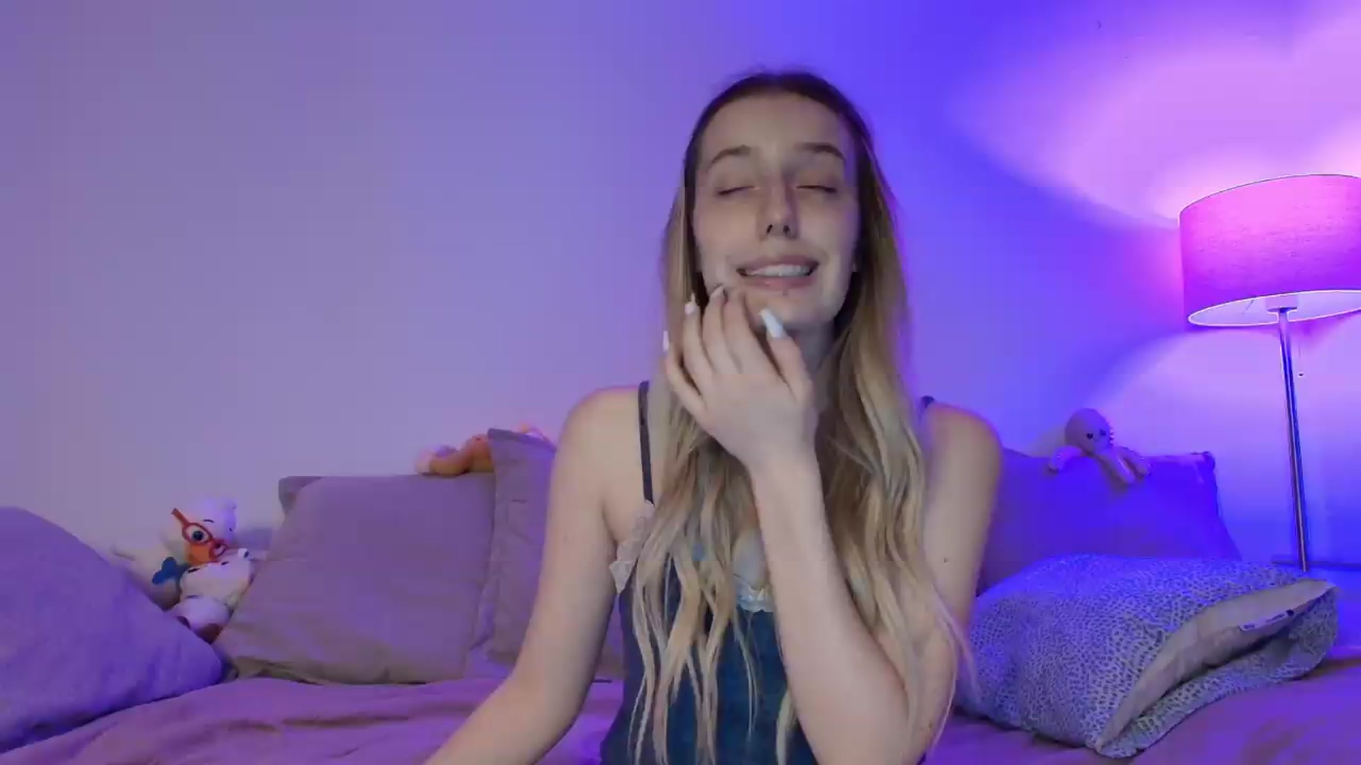 Gallery image thumbnail from Elenaxkiss's myfreecams stream on, 08/01/2026, 19:50 image 4 of 20