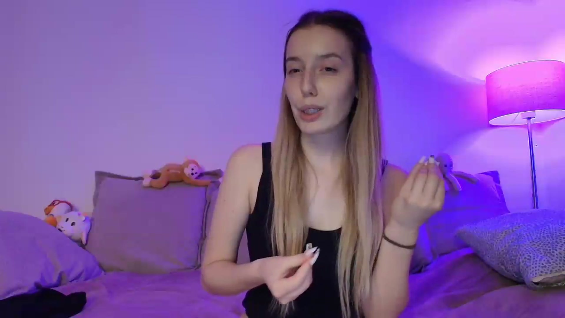 Gallery image thumbnail from Elenaxkiss's myfreecams stream on, 08/04/2026, 21:04 image 13 of 20