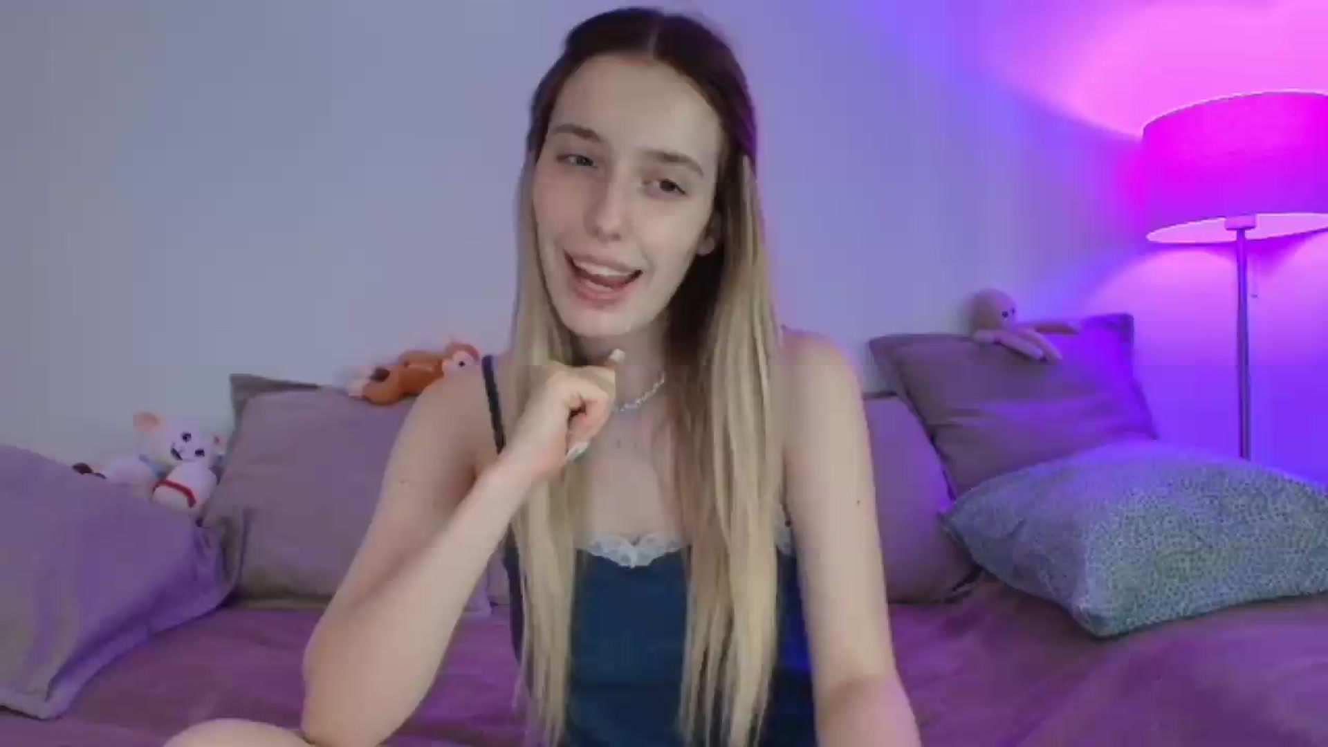 Gallery image thumbnail from Elenaxkiss's myfreecams stream on, 08/05/2026, 10:14 image 8 of 20