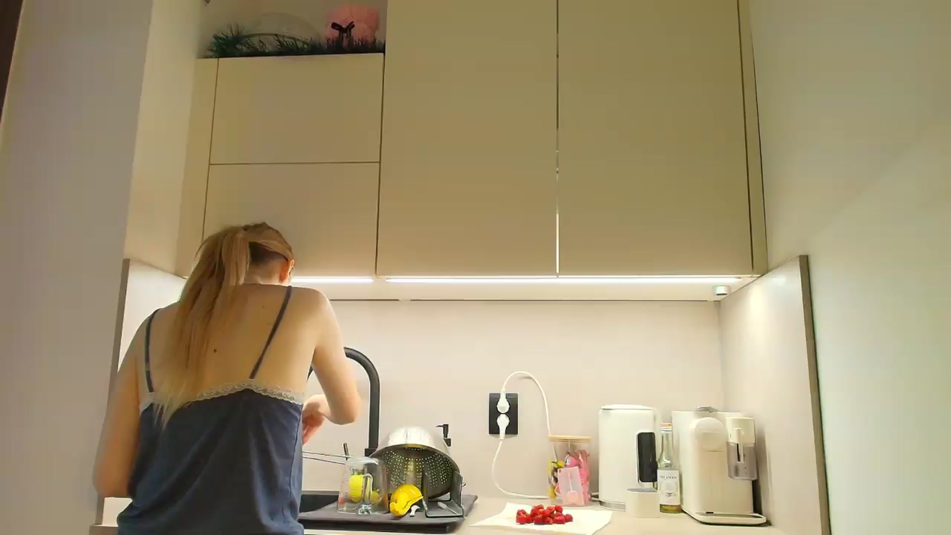 Gallery image thumbnail from Elenaxkiss's myfreecams stream on, 08/07/2026, 10:01 image 2 of 20