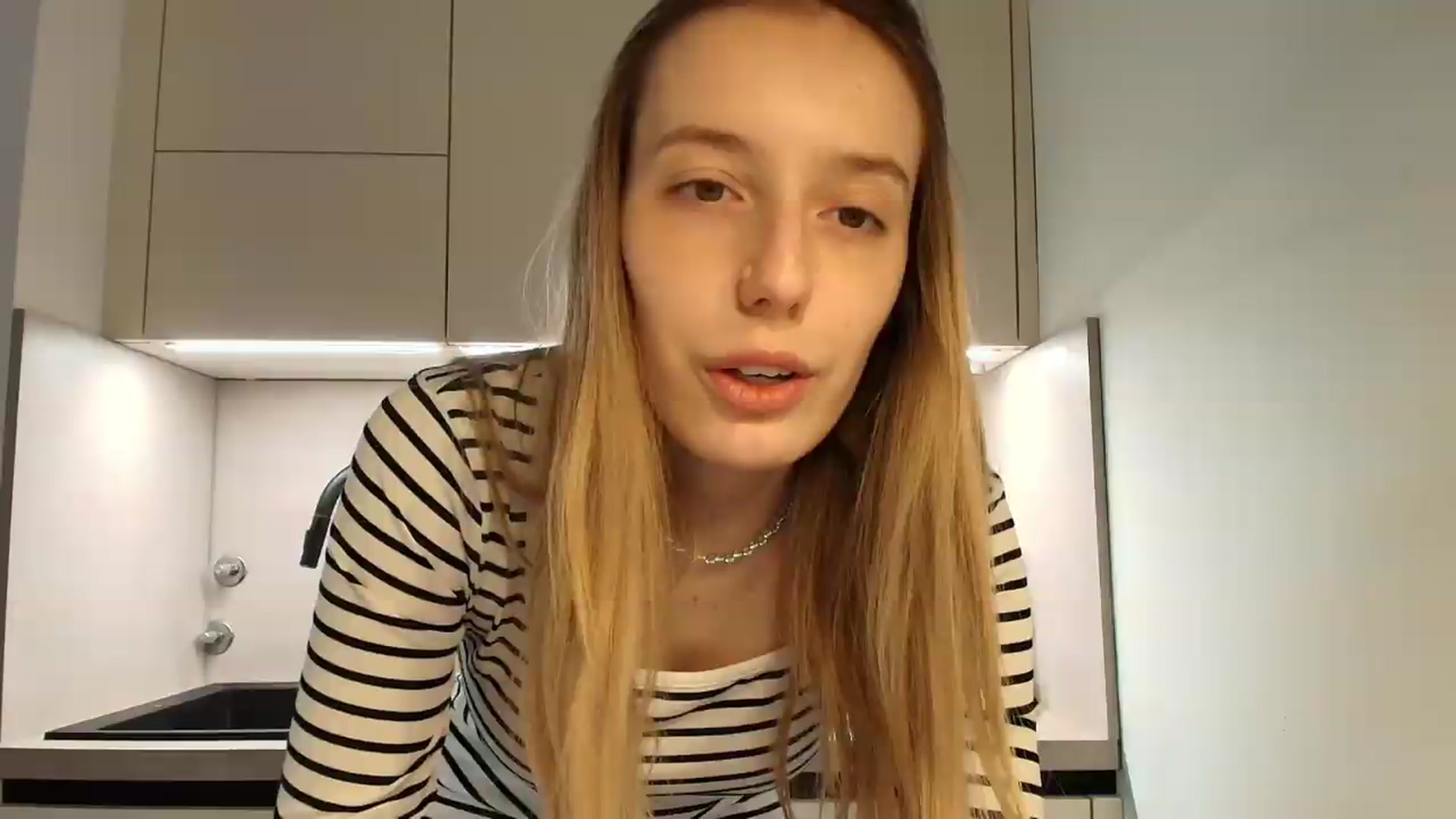 Gallery image thumbnail from Elenaxkiss's myfreecams stream on, 08/11/2026, 09:21 image 8 of 20