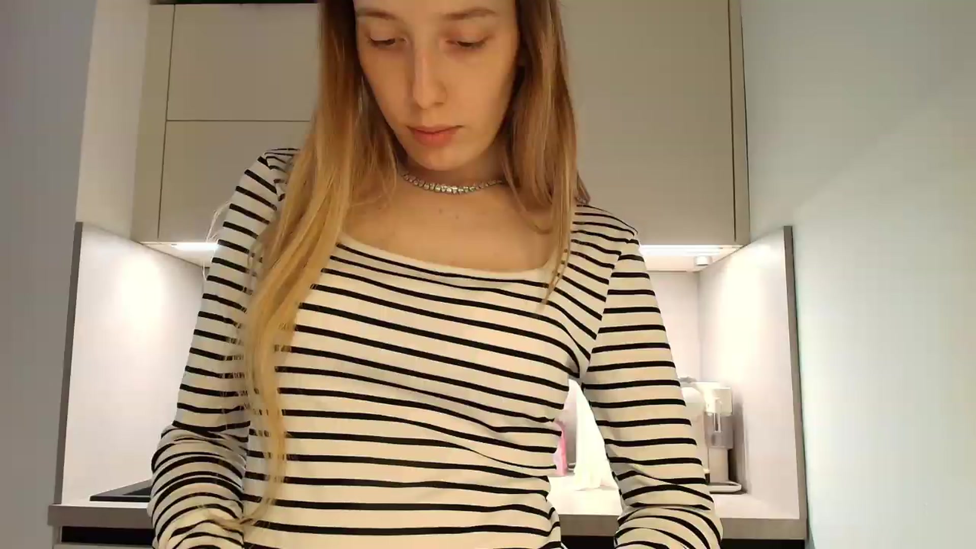 Gallery image thumbnail from Elenaxkiss's myfreecams stream on, 08/11/2026, 09:21 image 7 of 20