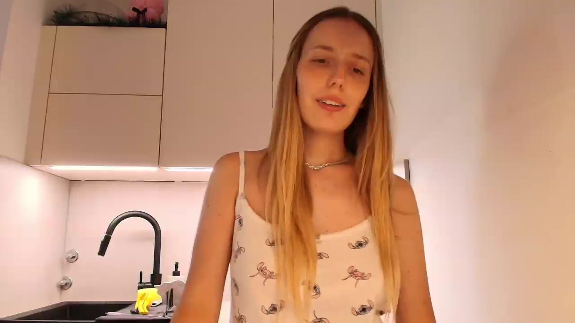 Gallery image thumbnail from Elenaxkiss's myfreecams stream on, 08/24/2026, 10:41 image 14 of 20