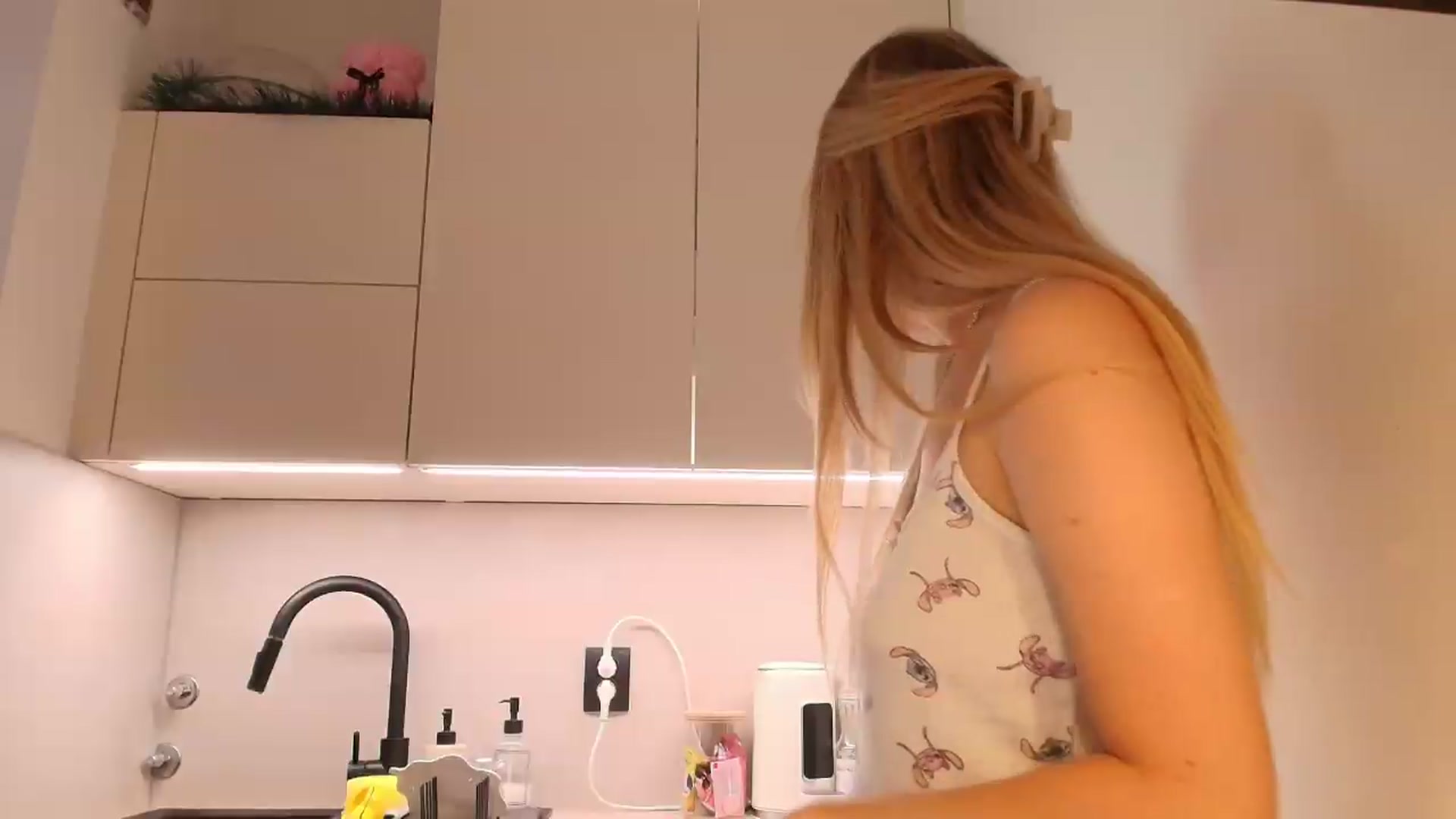 Gallery image thumbnail from Elenaxkiss's myfreecams stream on, 08/24/2026, 10:41 image 15 of 20