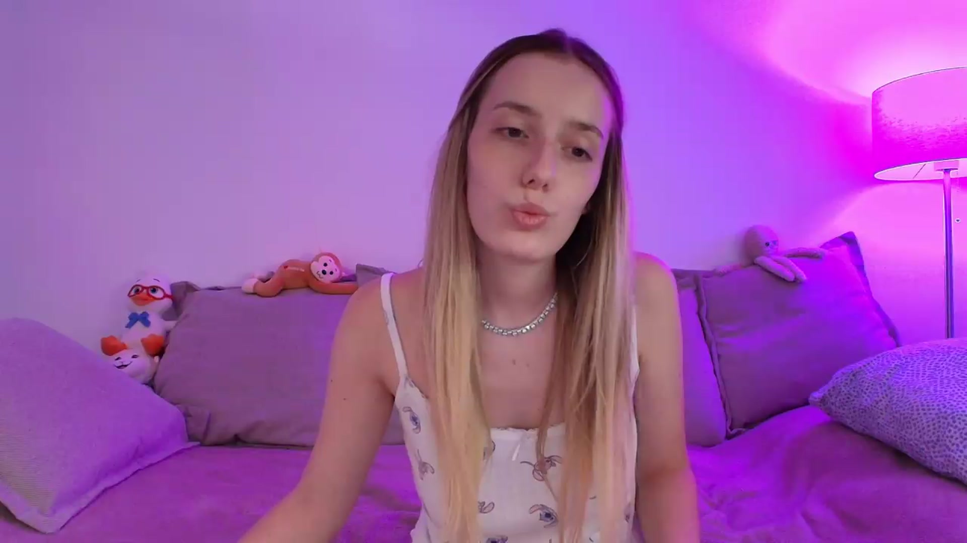 Gallery image thumbnail from Elenaxkiss's myfreecams stream on, 08/24/2026, 10:41 image 17 of 20