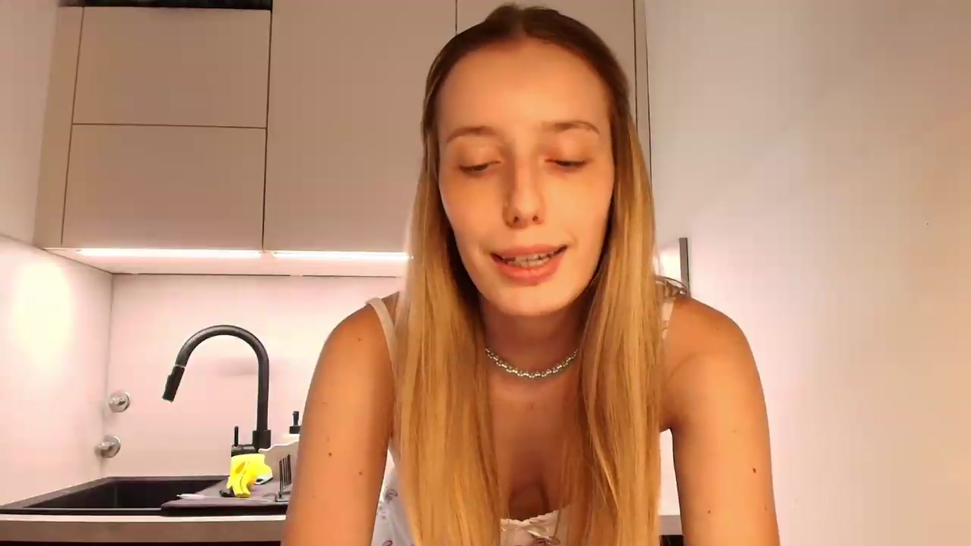Gallery image thumbnail from Elenaxkiss's myfreecams stream on, 08/24/2026, 10:41 image 16 of 20
