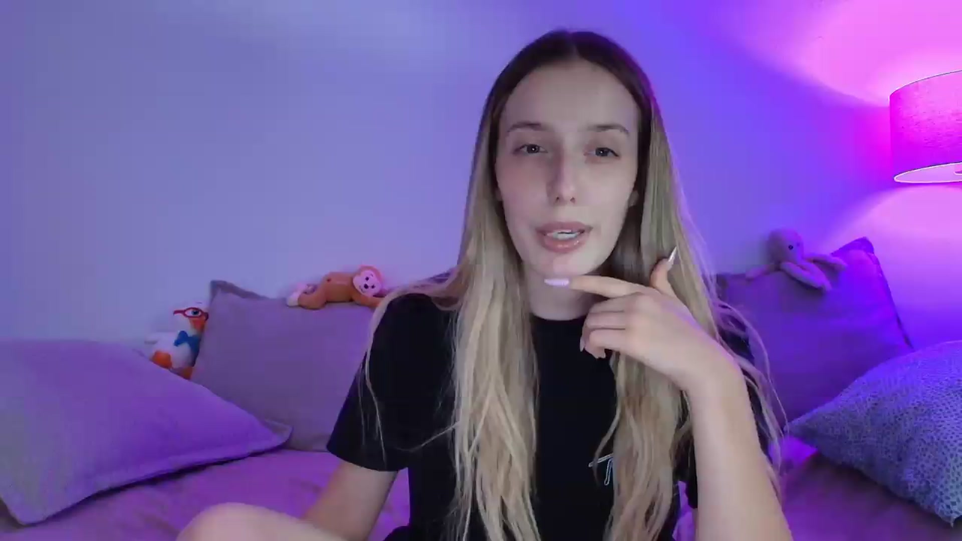 Gallery image thumbnail from Elenaxkiss's myfreecams stream on, 08/26/2026, 17:59 image 2 of 20