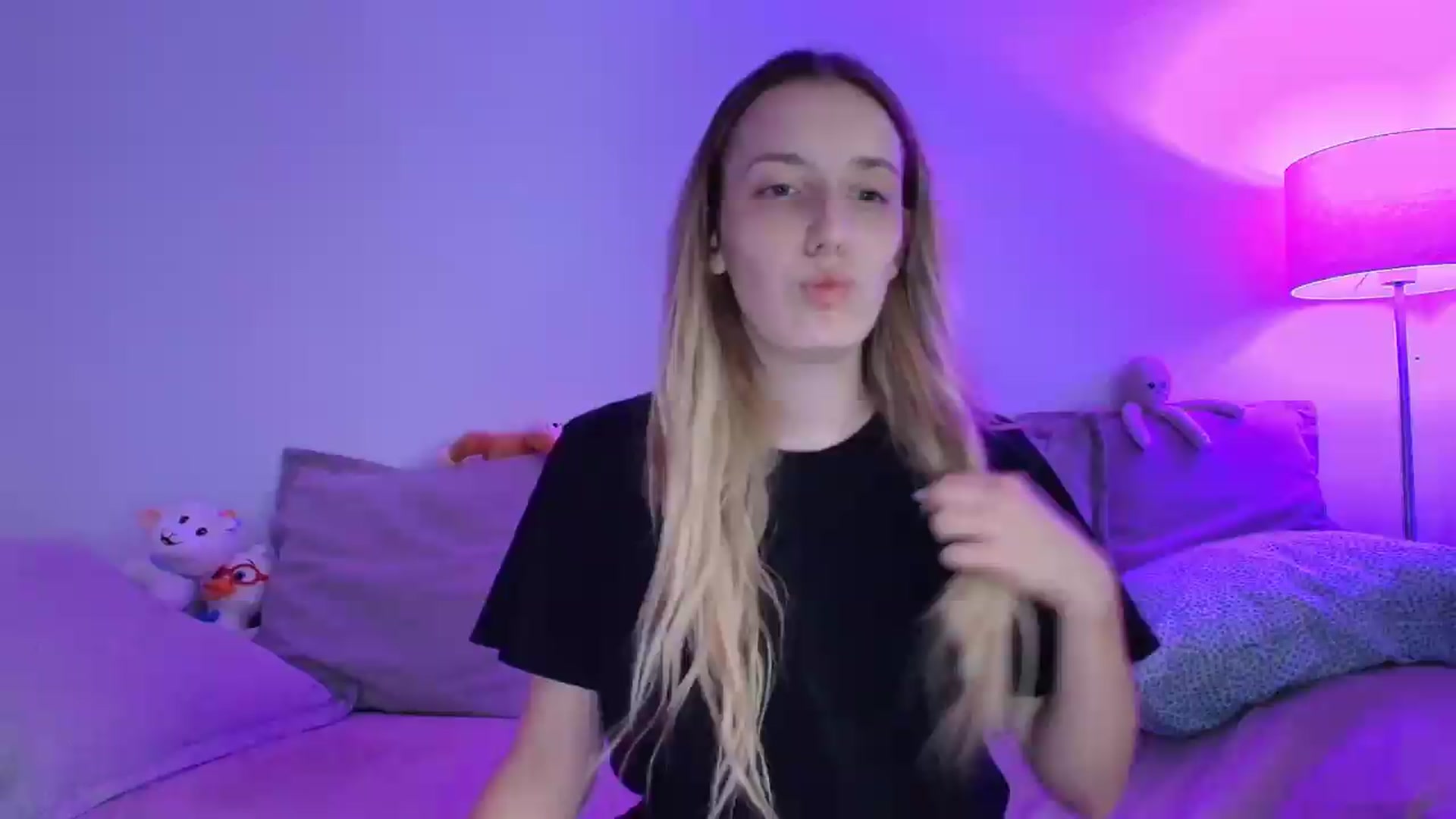 Gallery image thumbnail from Elenaxkiss's myfreecams stream on, 08/27/2026, 18:37 image 1 of 20