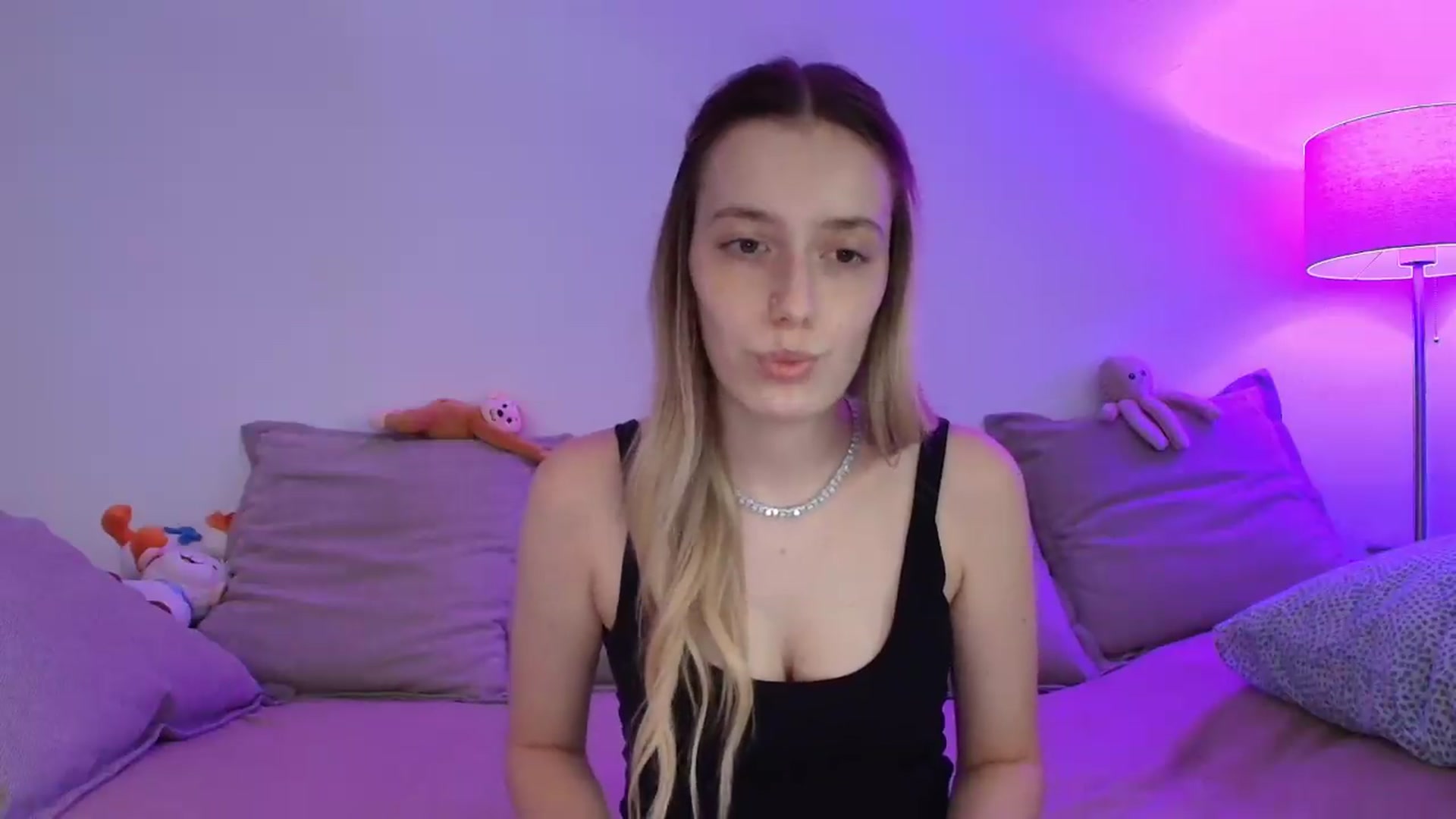 Gallery image thumbnail from Elenaxkiss's myfreecams stream on, 09/16/2026, 10:04 image 17 of 20