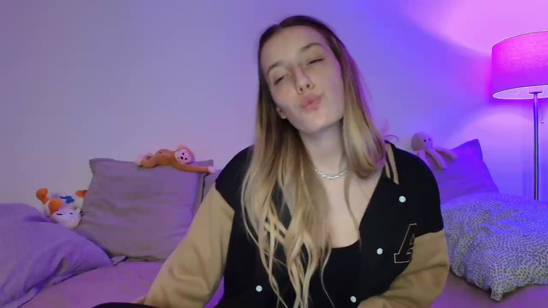 Gallery image thumbnail from Elenaxkiss's myfreecams stream on, 09/16/2026, 20:06 image 19 of 20