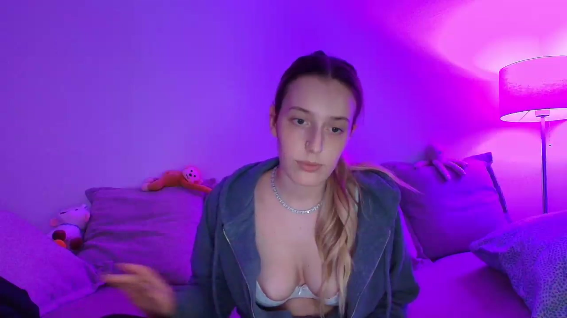 Gallery image thumbnail from Elenaxkiss's myfreecams stream on, 09/17/2026, 11:21 image 16 of 20