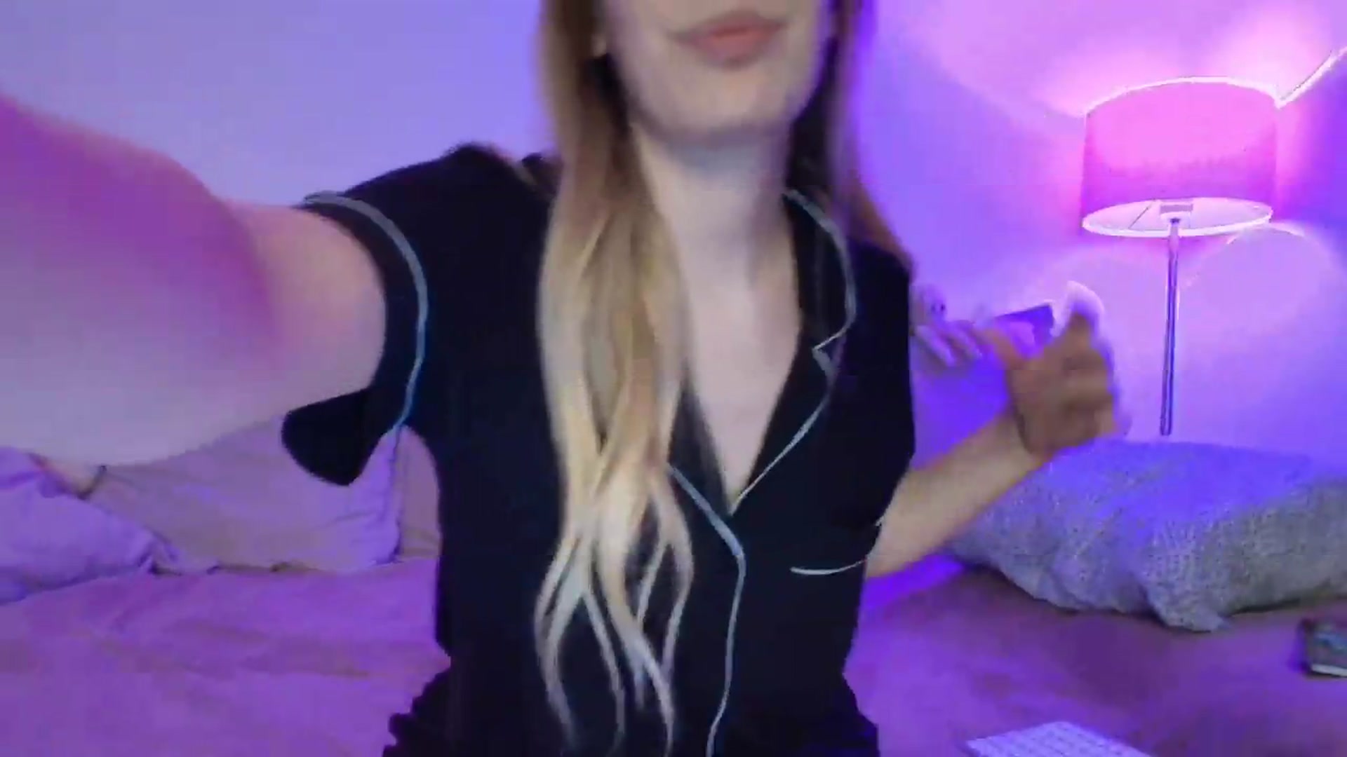 Gallery image thumbnail from Elenaxkiss's myfreecams stream on, 09/17/2026, 20:44 image 18 of 20