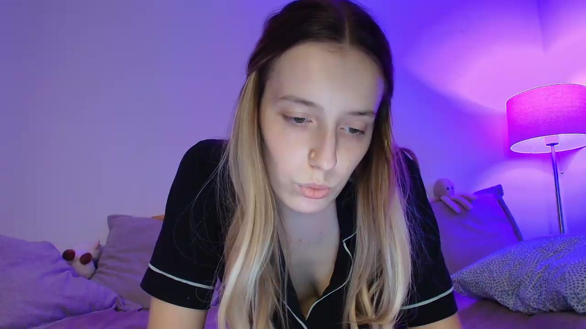 Gallery image thumbnail from Elenaxkiss's myfreecams stream on, 09/17/2026, 20:44 image 16 of 20