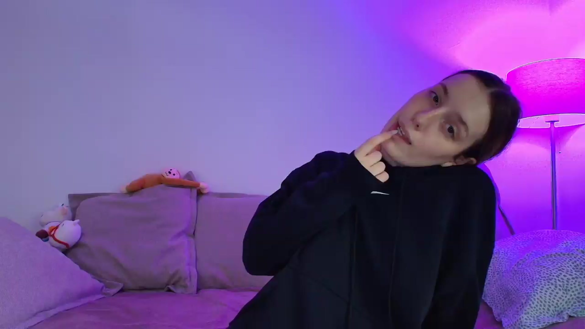 Gallery image thumbnail from Elenaxkiss's myfreecams stream on, 09/19/2026, 10:44 image 15 of 20