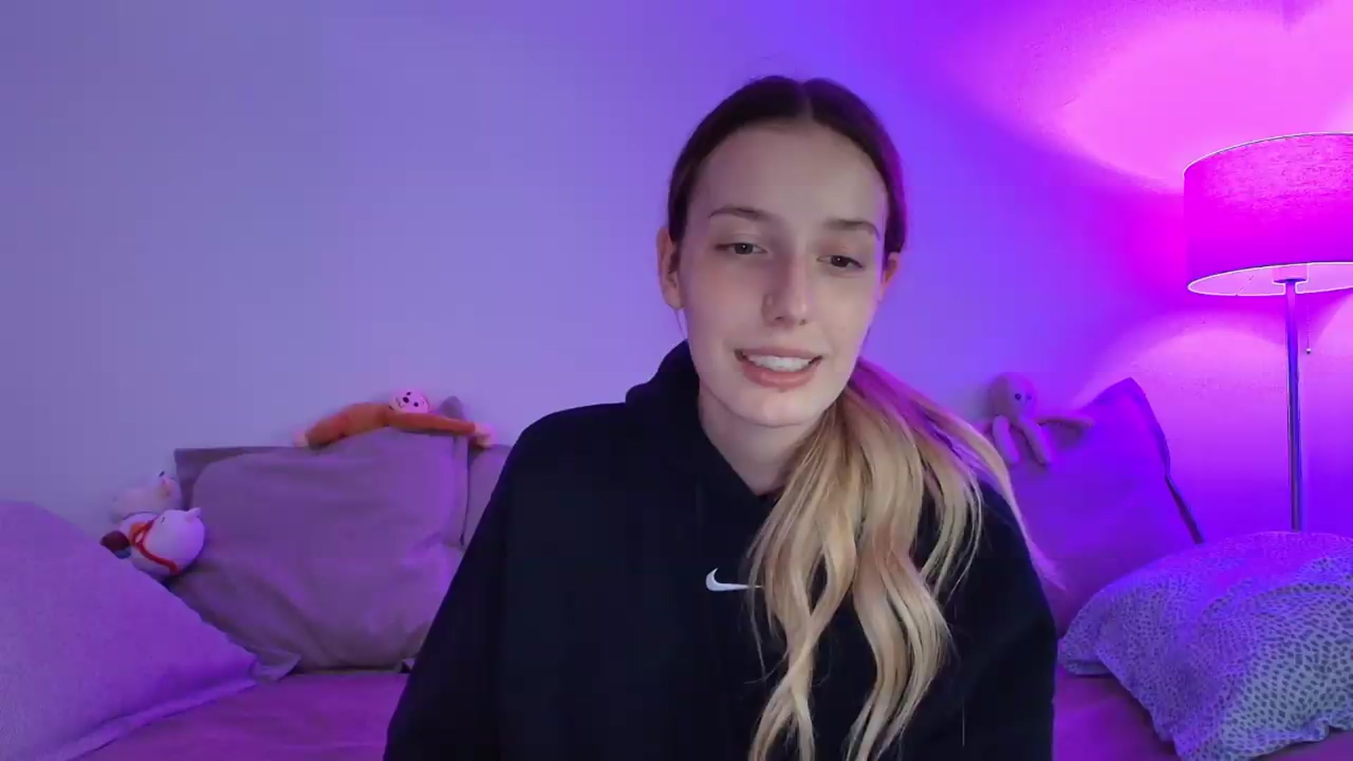 Gallery image thumbnail from Elenaxkiss's myfreecams stream on, 09/19/2026, 10:44 image 19 of 20