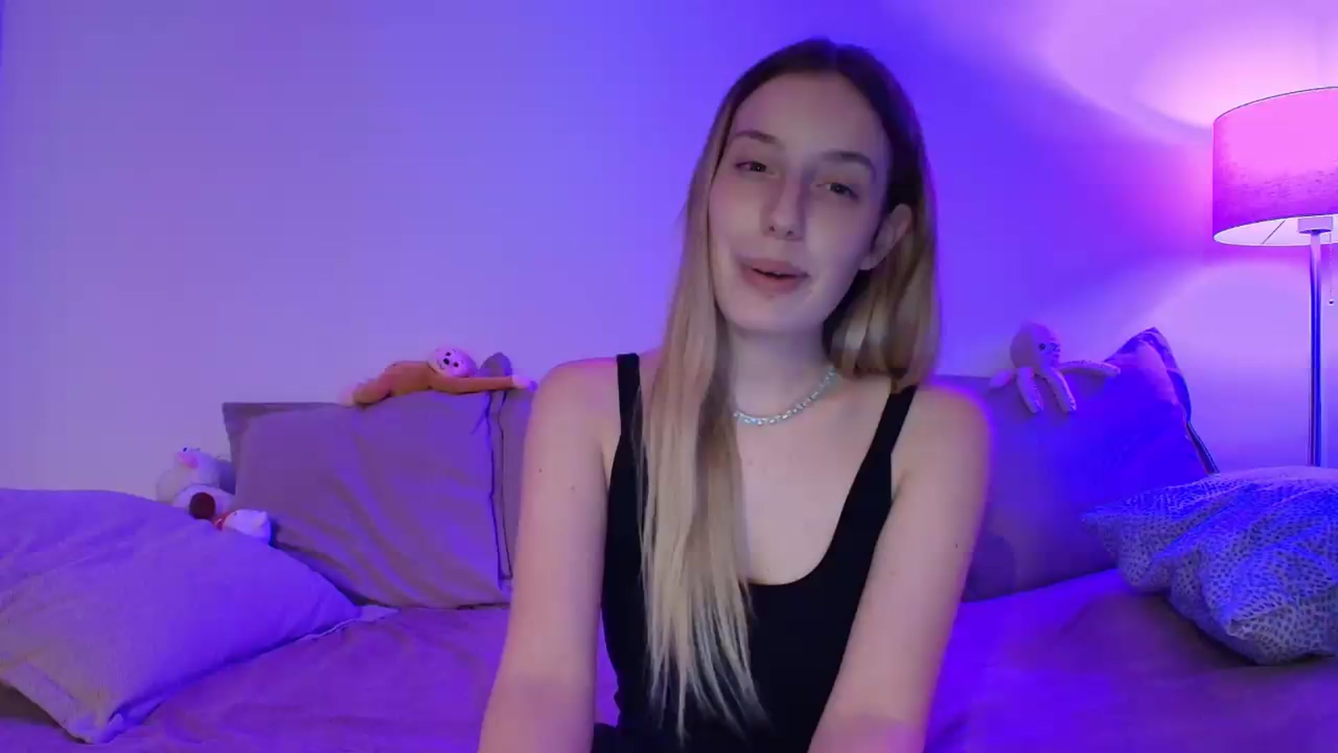 Gallery image thumbnail from Elenaxkiss's myfreecams stream on, 09/19/2026, 17:56 image 6 of 20