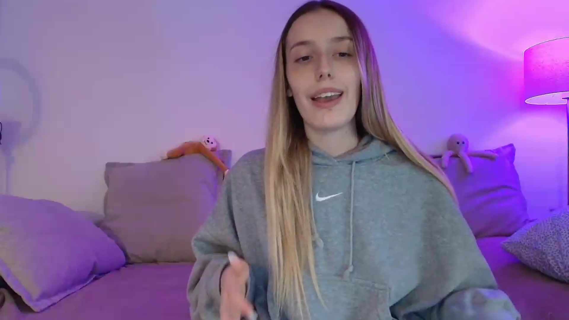 Gallery image thumbnail from Elenaxkiss's myfreecams stream on, 09/21/2026, 10:23 image 18 of 20