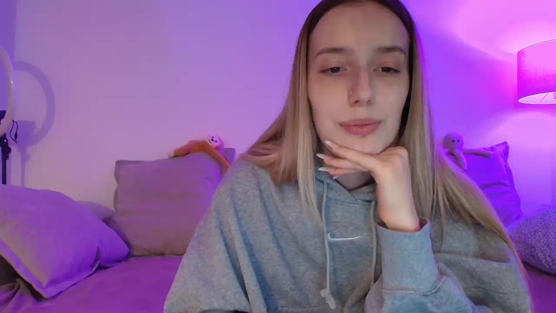Gallery image thumbnail from Elenaxkiss's myfreecams stream on, 09/21/2026, 10:23 image 4 of 20
