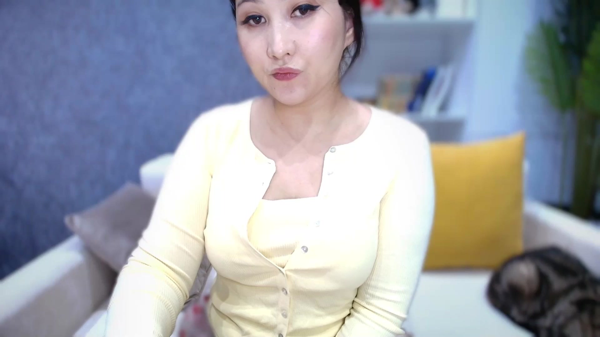 Gallery image thumbnail from Elfleur's myfreecams stream on, 04/14/2026, 18:59 image 1 of 20