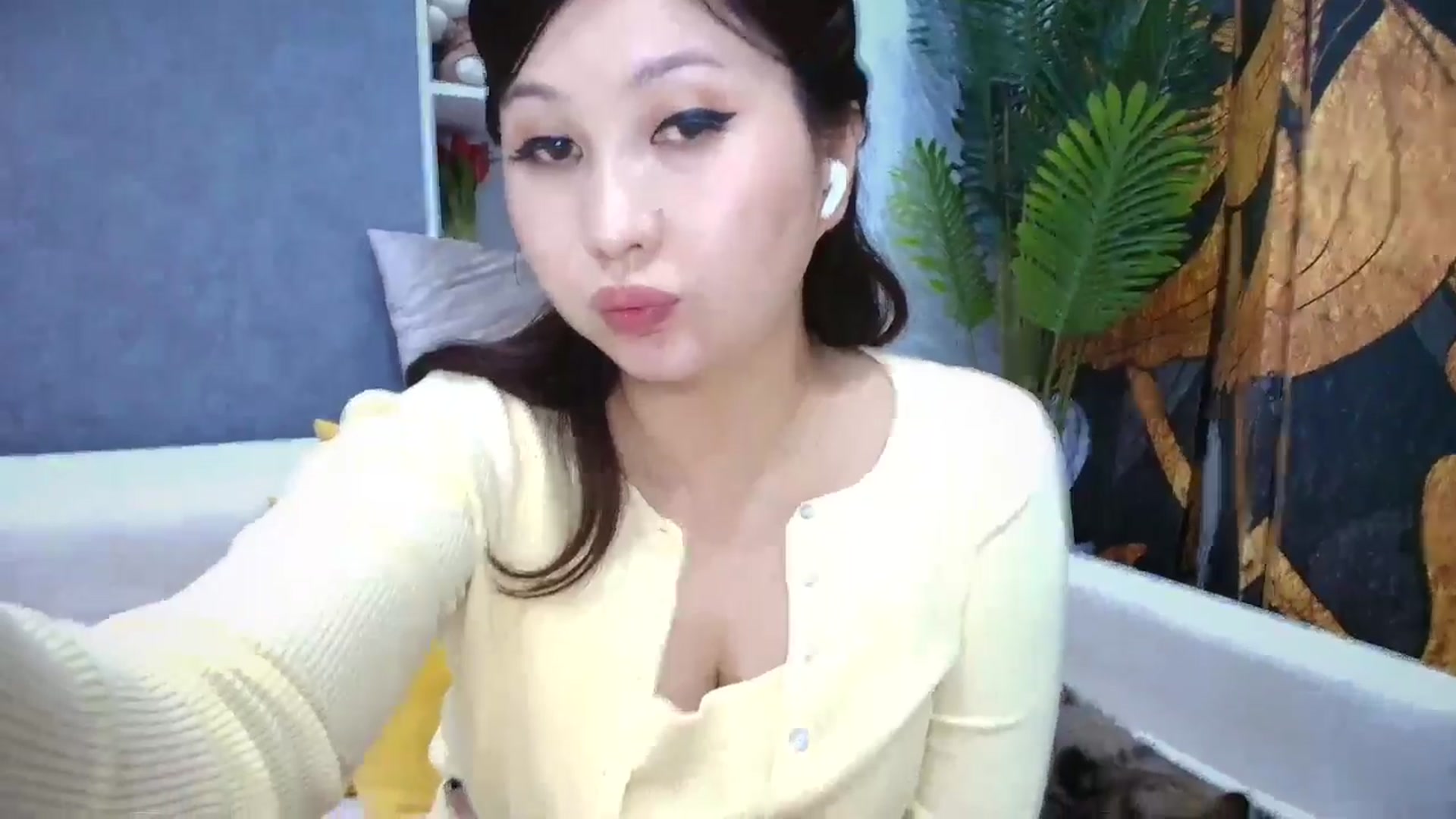 Gallery image thumbnail from Elfleur's myfreecams stream on, 04/14/2026, 22:36 image 14 of 20