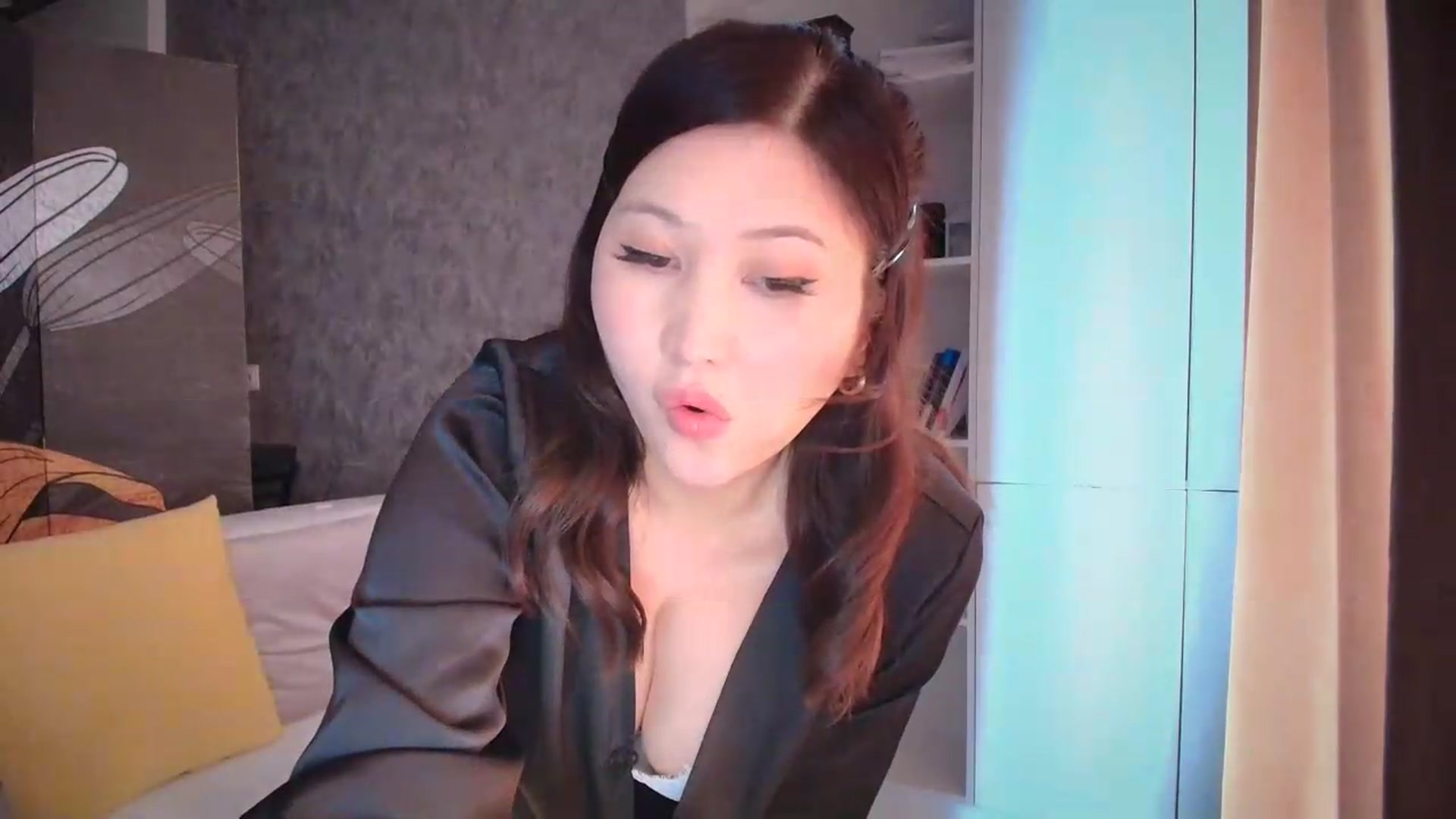 Gallery image thumbnail from Elfleur's myfreecams stream on, 05/19/2026, 04:46 image 2 of 20